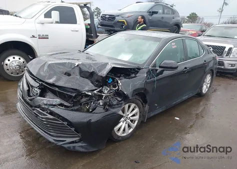 2018 Toyota Camry Le z USA, uszkodzony, nr VIN 4T1B11HKXJU646587
